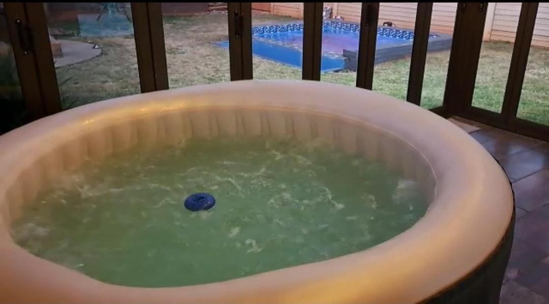 Entire 2 Bedroom House With Jacuzzi And Pool! Meyerton エクステリア 写真